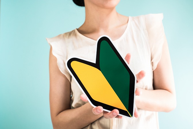 初心者マークを持つ女性