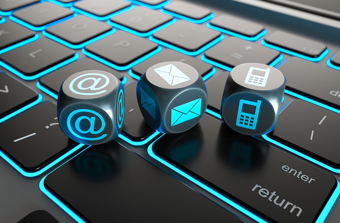 光るキーボードとアイコン