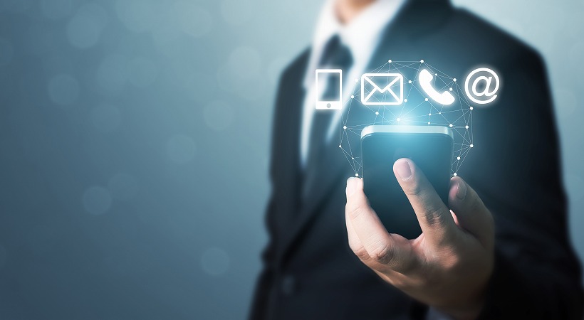 スマホを持つビジネスマン